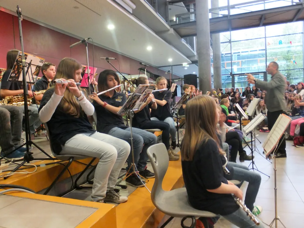 Bläsergruppe spielt im Foyer.